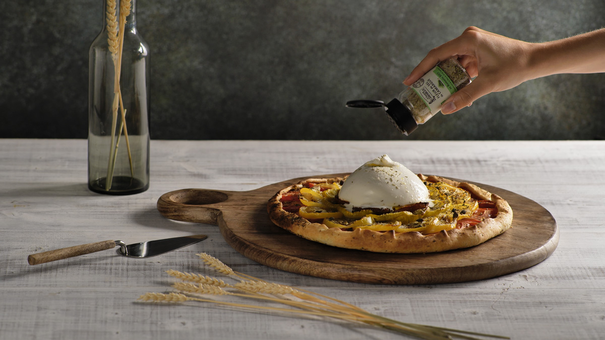 Tarte rustique aux tomates colorées et à la crème d'olive