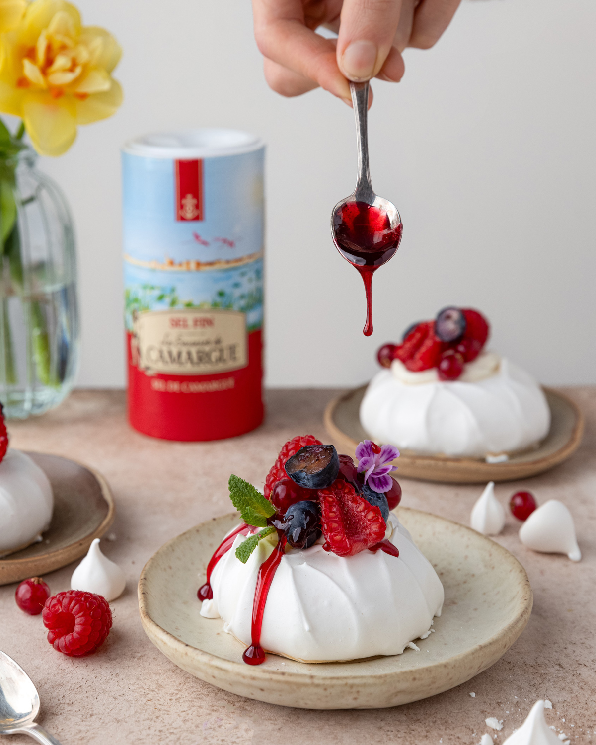 Pavlova aux fruits rouges et coulis à l’hibiscus 