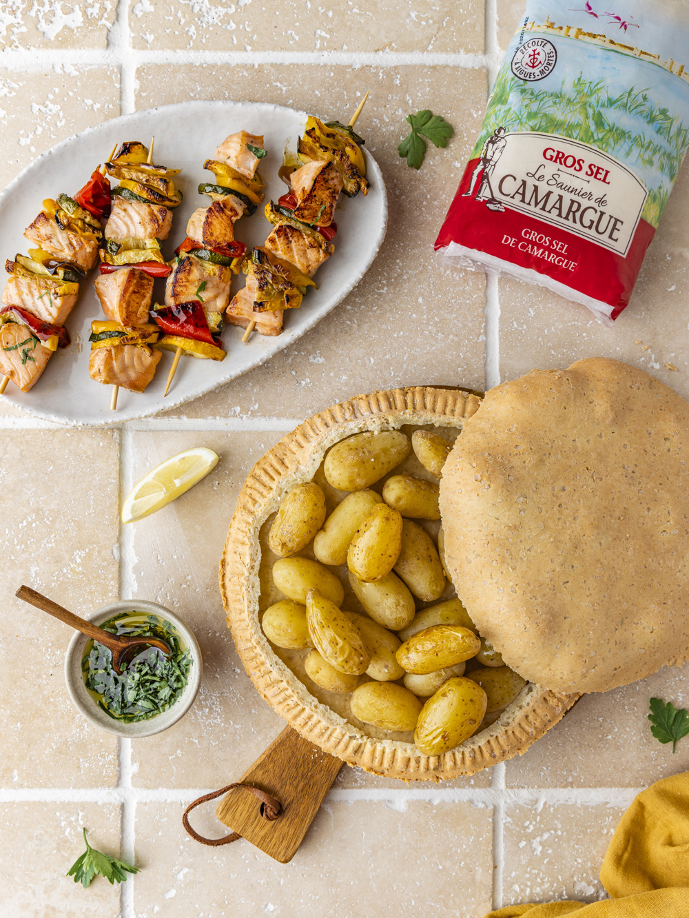 Pommes de terre en croûte de sel et brochettes de saumon aux légumes 