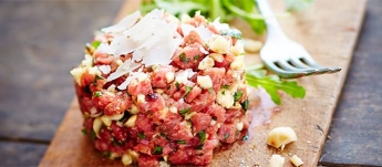 Tartare de bœuf aux noix, ail, persil et copeaux de parmesan Tartare de bœuf aux noix, ail, persil et copeaux de parmesan
