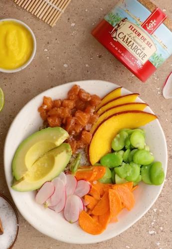 Poké bowl de quinoa, saumon mariné et sauce à la mangue