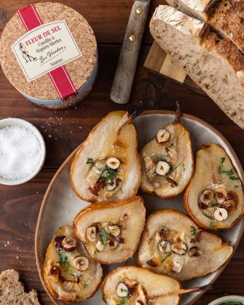 Poires rôties au brie et noisettes concassées