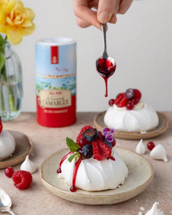 Pavlova aux fruits rouges et coulis à l’hibiscus