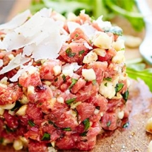 Tartare de bœuf aux noix, ail, persil et copeaux de parmesan