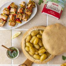 Pommes de terre en croûte de sel et brochettes de saumon aux légumes 